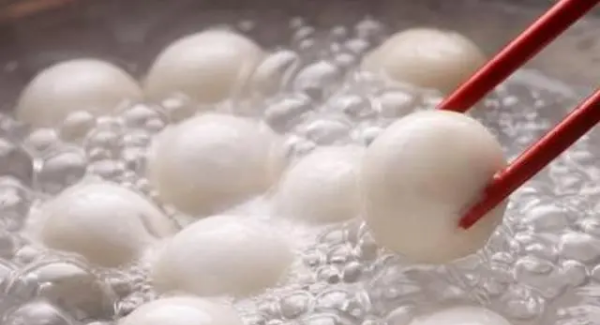 糯米蒸出来变成红色还能吃,糯米汤圆煮熟了变红色能吃吗图3