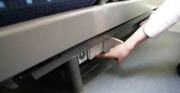 火车上有可以充电的地方,火车硬座有充电口没图4