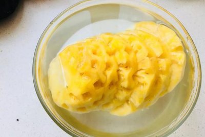 ​菠萝太酸可以放糖,菠萝拌白糖可以吃吗