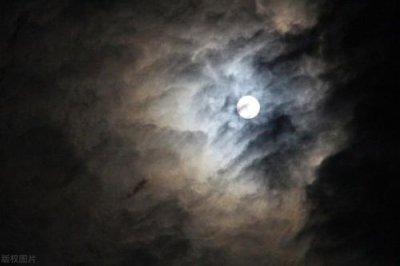 ​明月几时有把酒问青天全诗的意思？明月几时有把酒问青天全诗翻译