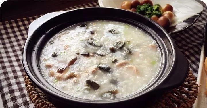 做皮蛋粥先放皮蛋好不好