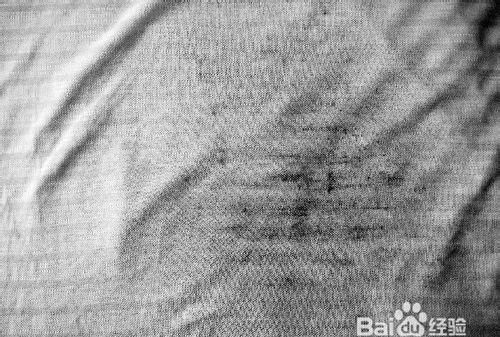 羊毛大衣发霉怎么洗掉霉斑,毛呢服上沾有霉黑点怎样洗去