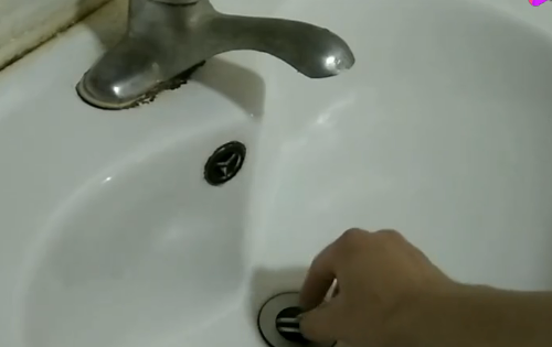 洗脸盆塞按压死了咋办,水盆塞子吸住了怎么办图2