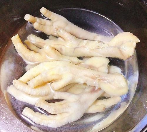 泡鸡爪放冰箱汁凝固了