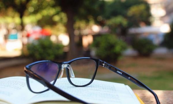 防蓝光的镜片和普通的有什么区别,镜片防蓝光和不防蓝光有什么区别图5