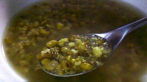 绿豆汤可以隔夜喝,隔夜绿豆汤加热能喝吗图2