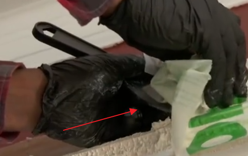 门上被喷油漆怎么洗掉,门锁上被沾到了油漆怎么办图11