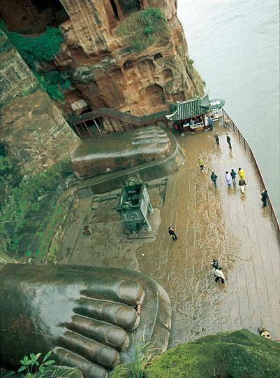 乐山大佛在莫高窟的什么位置