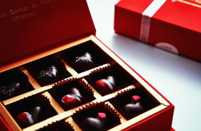 ​情人节为什么要送巧克力，情人节为什么要送玫瑰和德芙巧克力呢？