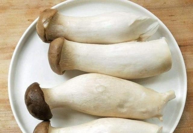 我切下杏鲍菇存放了三天,粘在一起了,还能不能吃