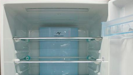 冰柜盖子上面有水是怎么回事,冰箱上层有水怎么回事一般调几合适图4