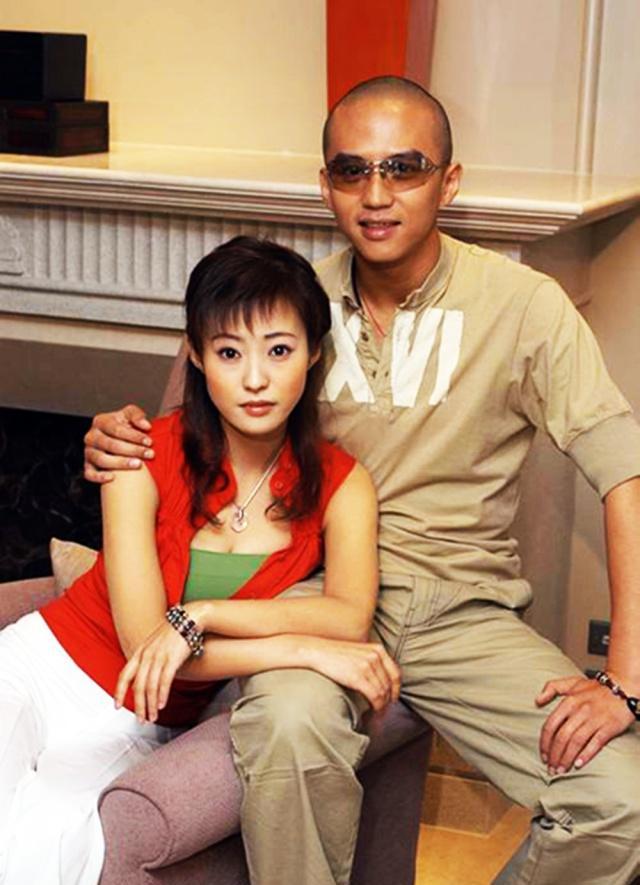 孙俪邓超携手走过17年，养育一儿一女，如今一家四口其乐融融