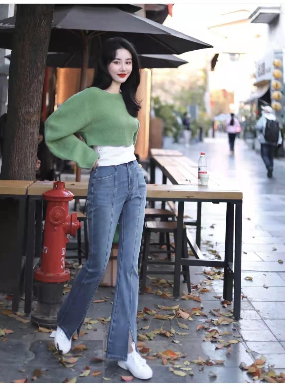 开叉喇叭裤怎么搭配上衣和鞋子图片（开叉喇叭裤配什么鞋子好看）