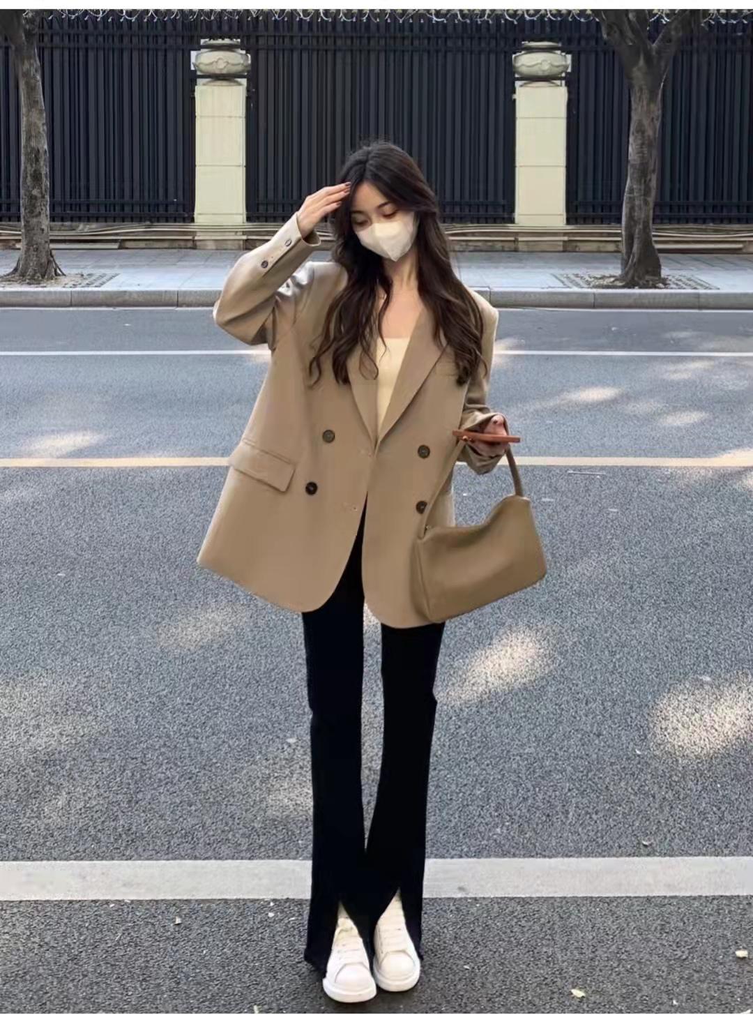 开叉喇叭裤怎么搭配上衣和鞋子图片（开叉喇叭裤配什么鞋子好看）