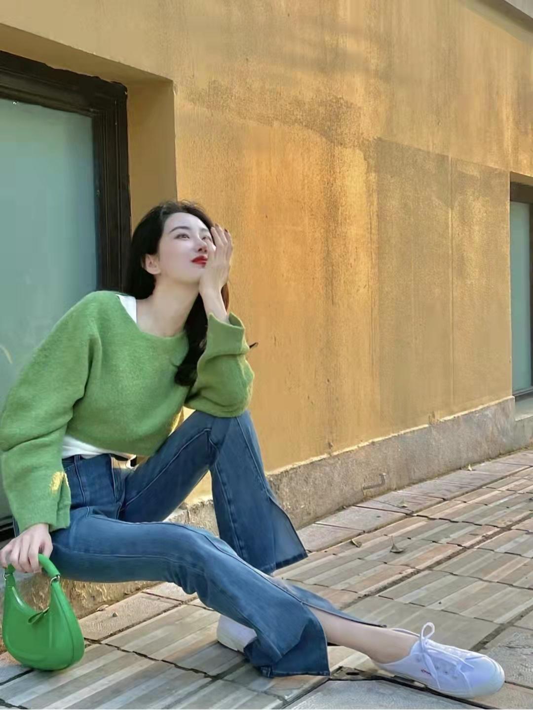 开叉喇叭裤怎么搭配上衣和鞋子图片（开叉喇叭裤配什么鞋子好看）