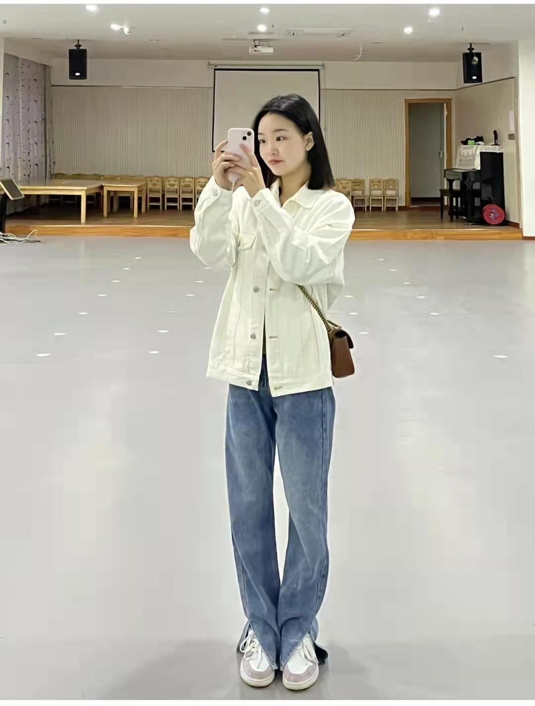 开叉喇叭裤怎么搭配上衣和鞋子图片（开叉喇叭裤配什么鞋子好看）