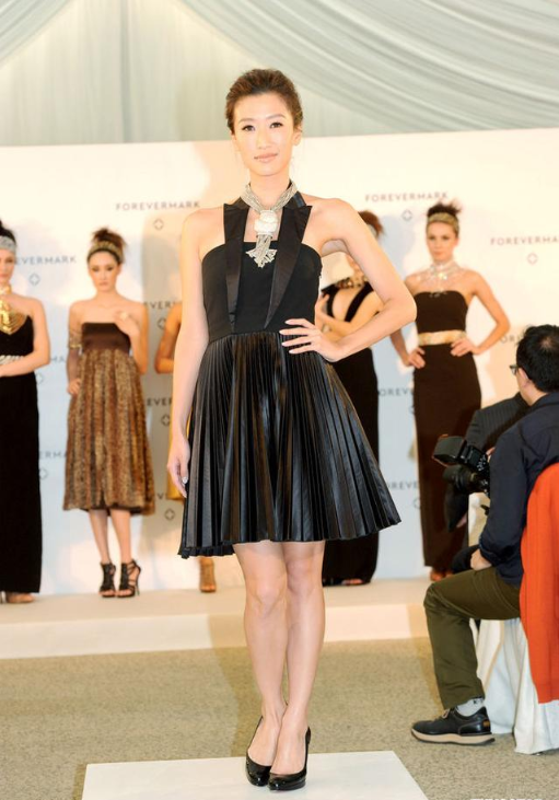 谢婷婷资料 ：37岁未婚生女，女儿已3岁，丈夫身份至今成谜