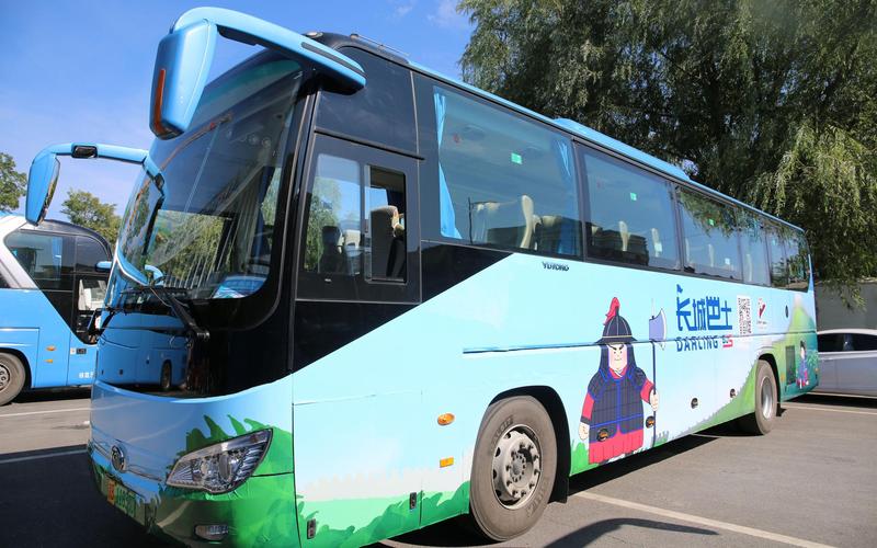 1.八达岭景区需要乘坐景区接驳公交专线，票价是20元。