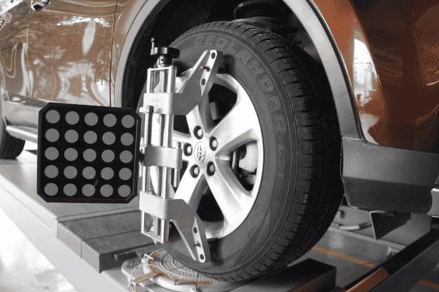 汽车轮胎要四个一起换还是先换两个（轮胎先换2个还是4个）