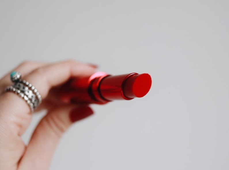 口红的保质期多久-过期可以用吗（口红保质期一般多久）