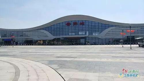 1.在景德镇市的各大客运站和长途客运中心都可以乘到景德镇南站始发的列车，但需要在乐昌北站下车后，再搭乘出租车或公交到达乐昌市区。