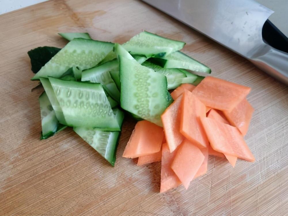 黄瓜切菱形片怎么切-（怎么切菱形片）