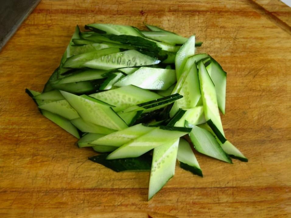 黄瓜切菱形片怎么切-（怎么切菱形片）