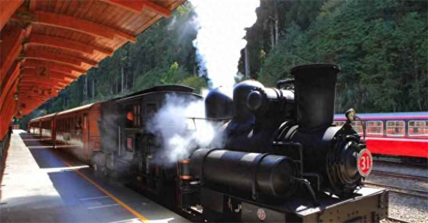 蒸汽火车是谁发明的(蒸汽火车什么时候发明的)