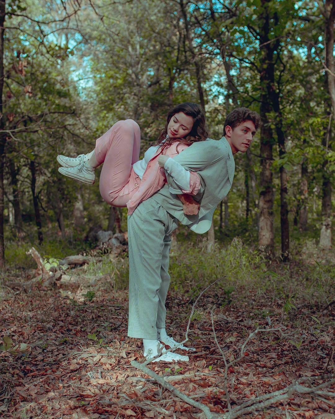 多人合照姿势参考，有点沙雕又有点艺术，朋友们一起拍起来