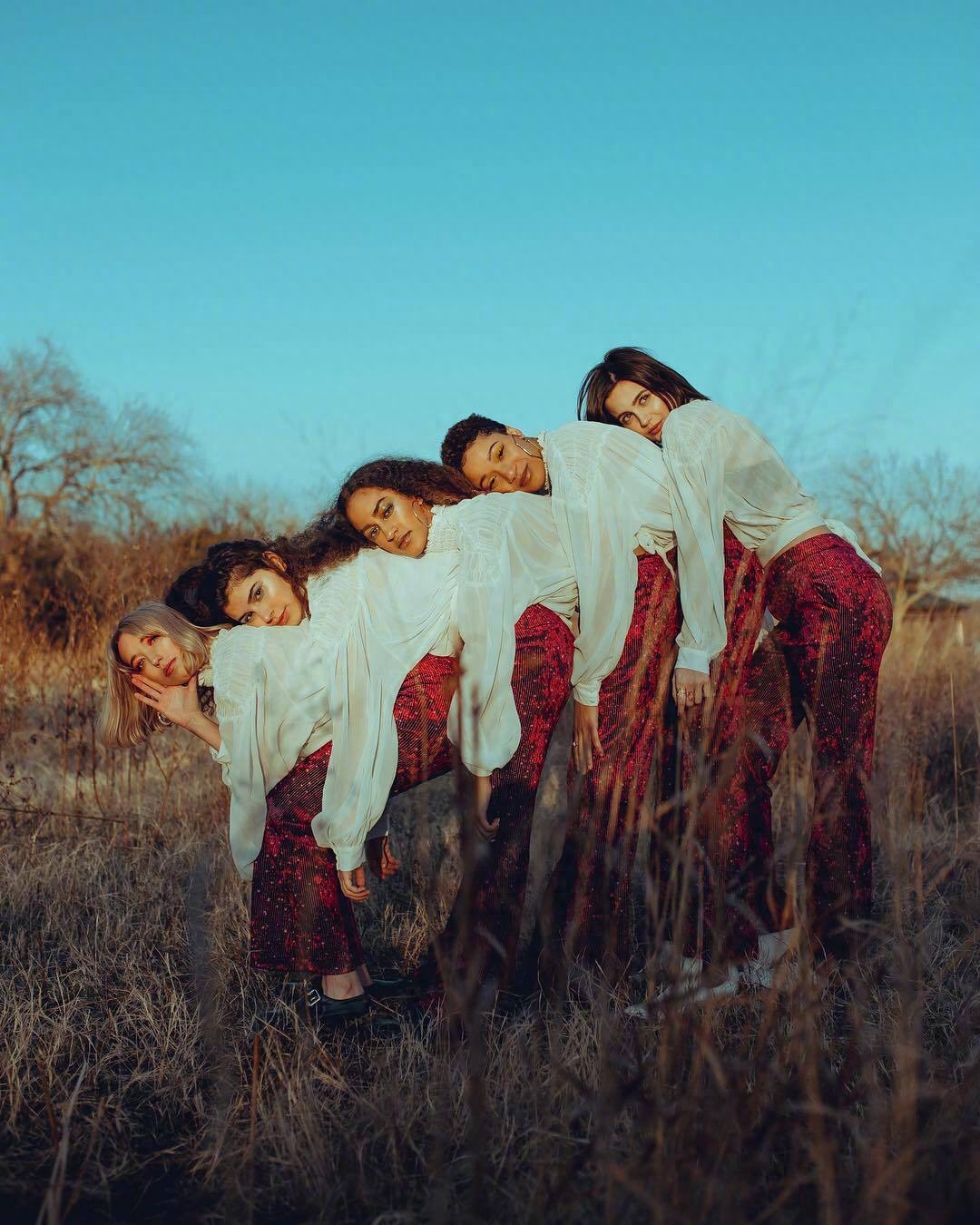 多人合照姿势参考，有点沙雕又有点艺术，朋友们一起拍起来