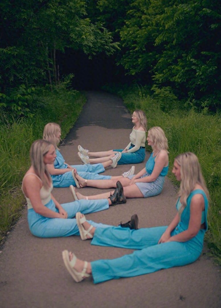 多人合照姿势参考，有点沙雕又有点艺术，朋友们一起拍起来