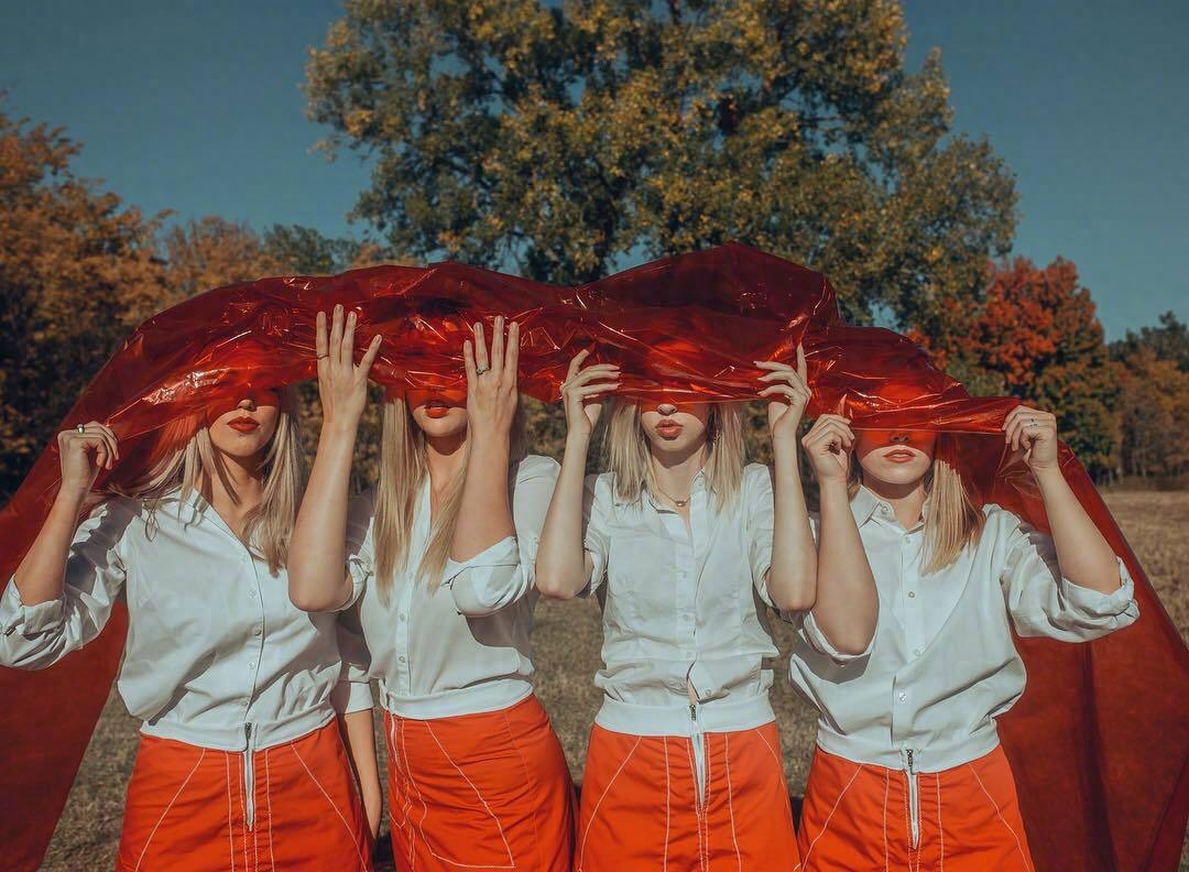 多人合照姿势参考，有点沙雕又有点艺术，朋友们一起拍起来