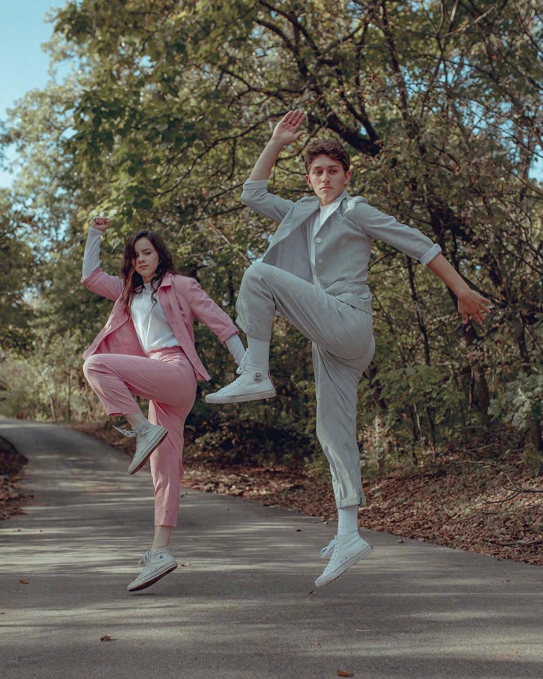 多人合照姿势参考，有点沙雕又有点艺术，朋友们一起拍起来