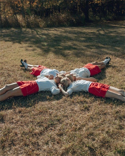 多人合照姿势参考，有点沙雕又有点艺术，朋友们一起拍起来