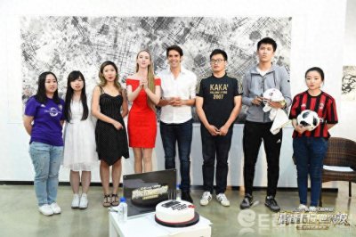 ​卡卡国内直播首秀 人气爆棚吸引数万观众