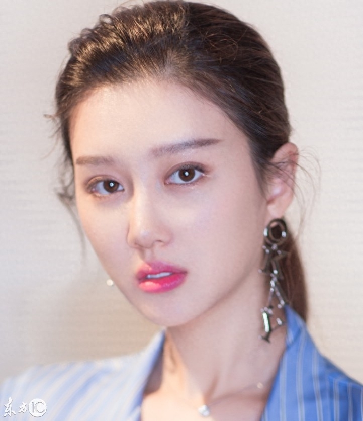 新文娱年度盛典最佳新星于子洋，这双大白直美腿，迟早要红