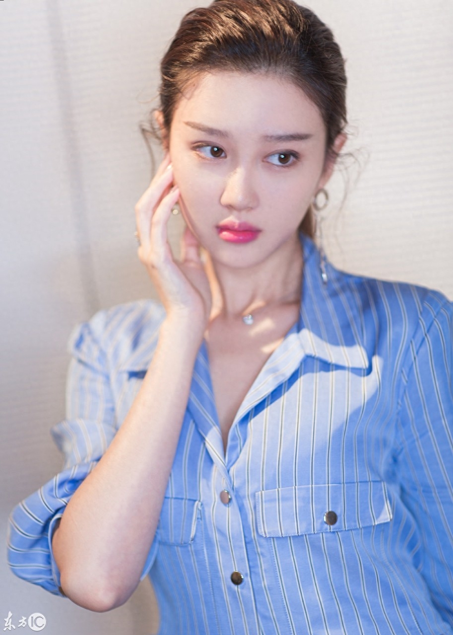 新文娱年度盛典最佳新星于子洋，这双大白直美腿，迟早要红