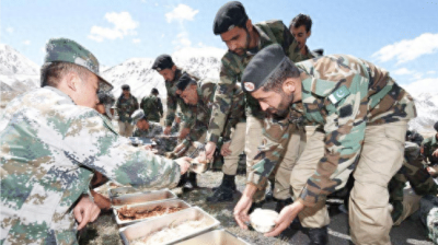 ​中巴友谊有多深？巴基斯坦兄弟越过国界线，喊中国士兵吃饭