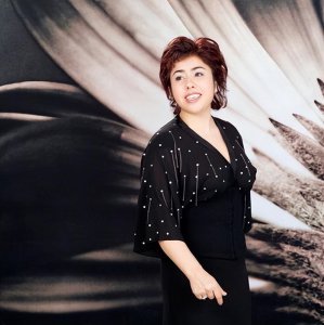 ​知名歌手迪里拜尔：26岁成名，中年丈夫离世，晚年回母校当老师