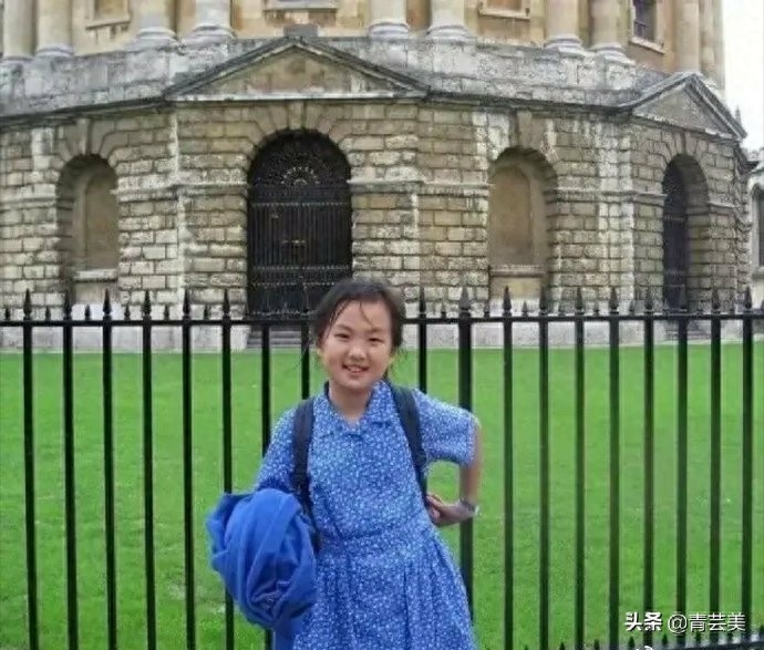 华为任正非小女儿姚安娜火了,一袭黑色高叉礼服颠倒众生,真美!