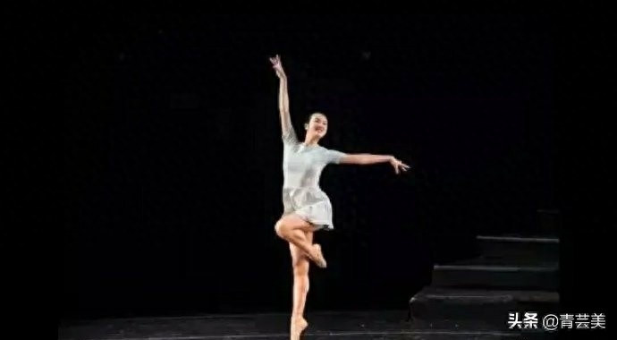 华为任正非小女儿姚安娜火了,一袭黑色高叉礼服颠倒众生,真美!