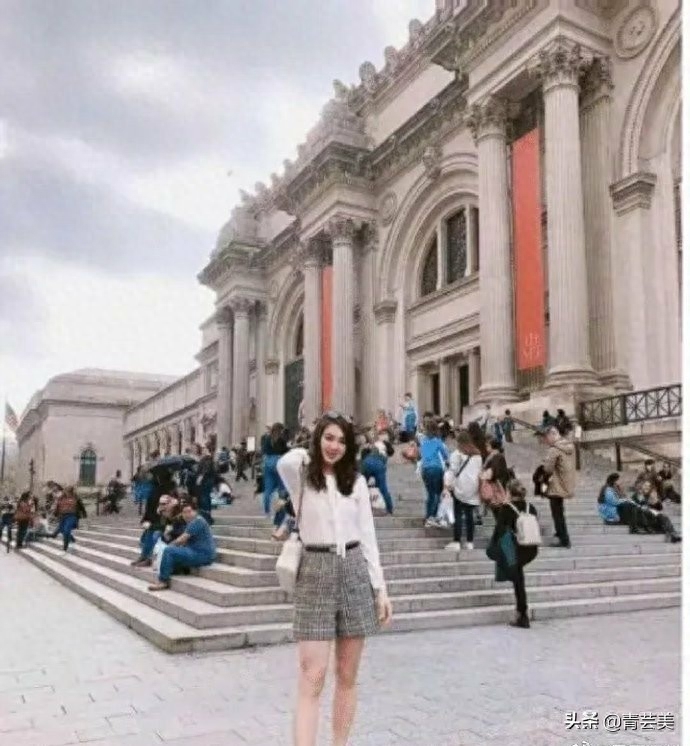 华为任正非小女儿姚安娜火了,一袭黑色高叉礼服颠倒众生,真美!