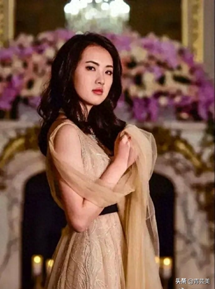 华为任正非小女儿姚安娜火了,一袭黑色高叉礼服颠倒众生,真美!