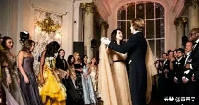 华为任正非小女儿姚安娜火了,一袭黑色高叉礼服颠倒众生,真美!