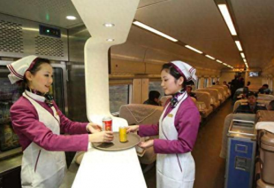 ​高铁的餐车服务员月收入多少？一份饭多少提成？真实工资你想不到