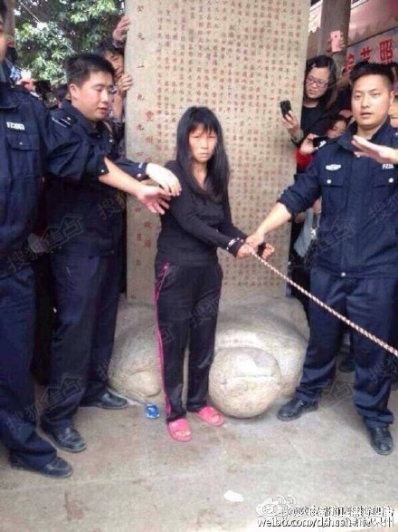 实拍被拐卖致残的孩子，人贩子被抓时，真叫大快人心！