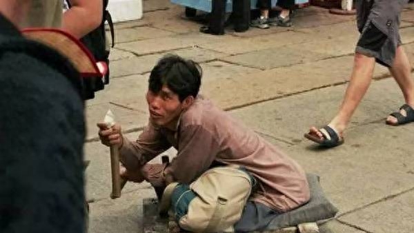 实拍被拐卖致残的孩子，人贩子被抓时，真叫大快人心！