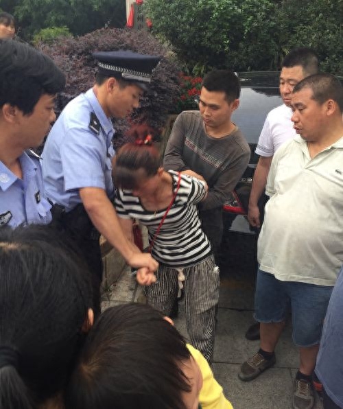 实拍被拐卖致残的孩子，人贩子被抓时，真叫大快人心！