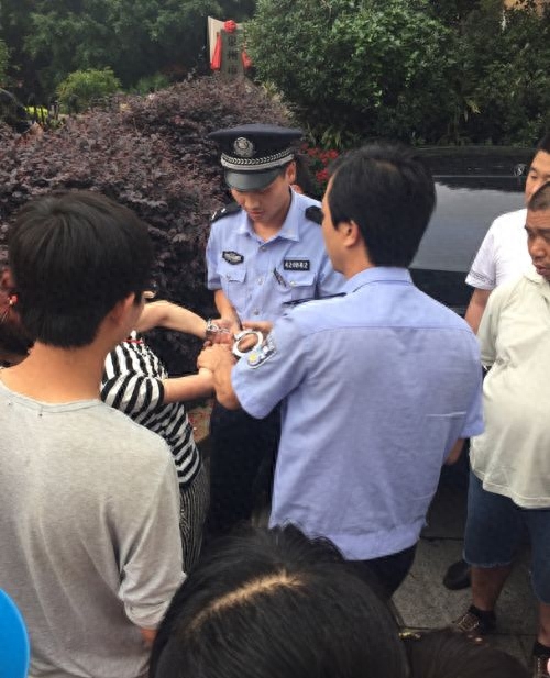 实拍被拐卖致残的孩子，人贩子被抓时，真叫大快人心！