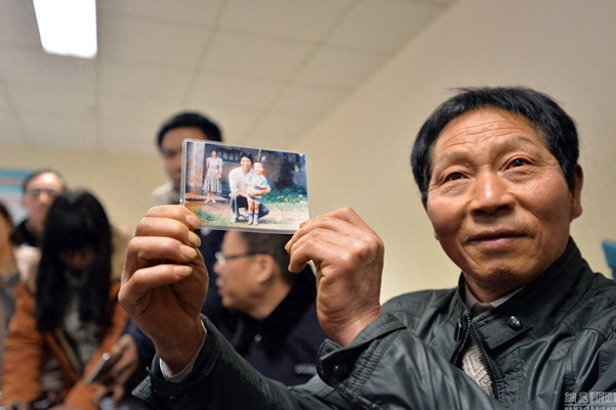 实拍被拐卖致残的孩子，人贩子被抓时，真叫大快人心！